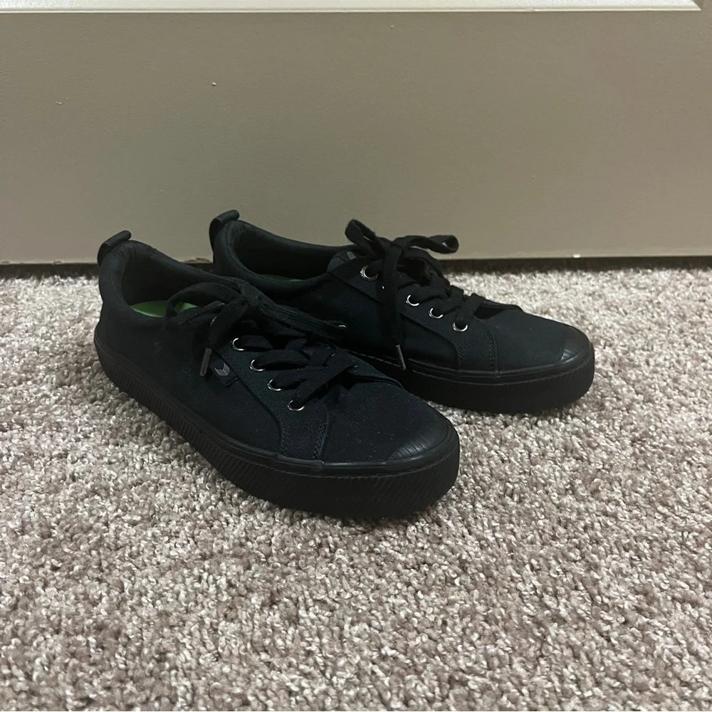 Cariuma OCA Low All Black Canvas Sneaker Unisex 7.5 Men 9 Women